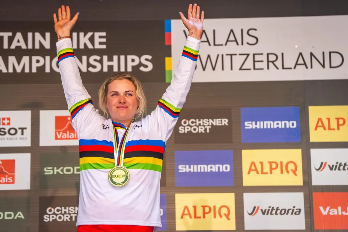 Valentina Höll jubelt bei der WM 2025 in der Schweiz über Gold – ihr vierter Triumph in Folge in der Elitekategorie.
